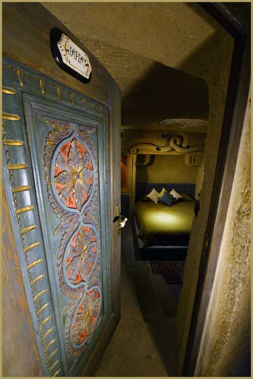 Kapadokya'da en iyi kaya oyma otelinin Pappas özel mağara odası işli kapı